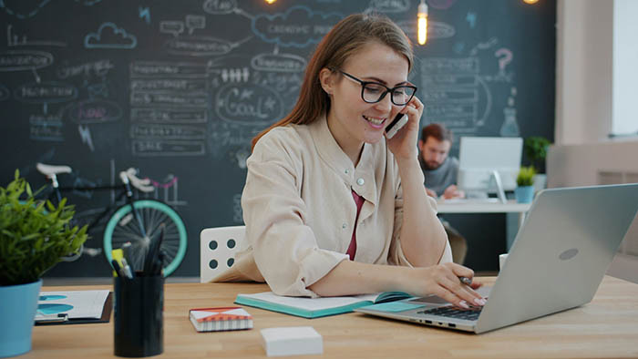 insurance woman explains insurance options to contractor on a phone chat